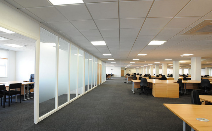 最新办公室装修设计隔断法